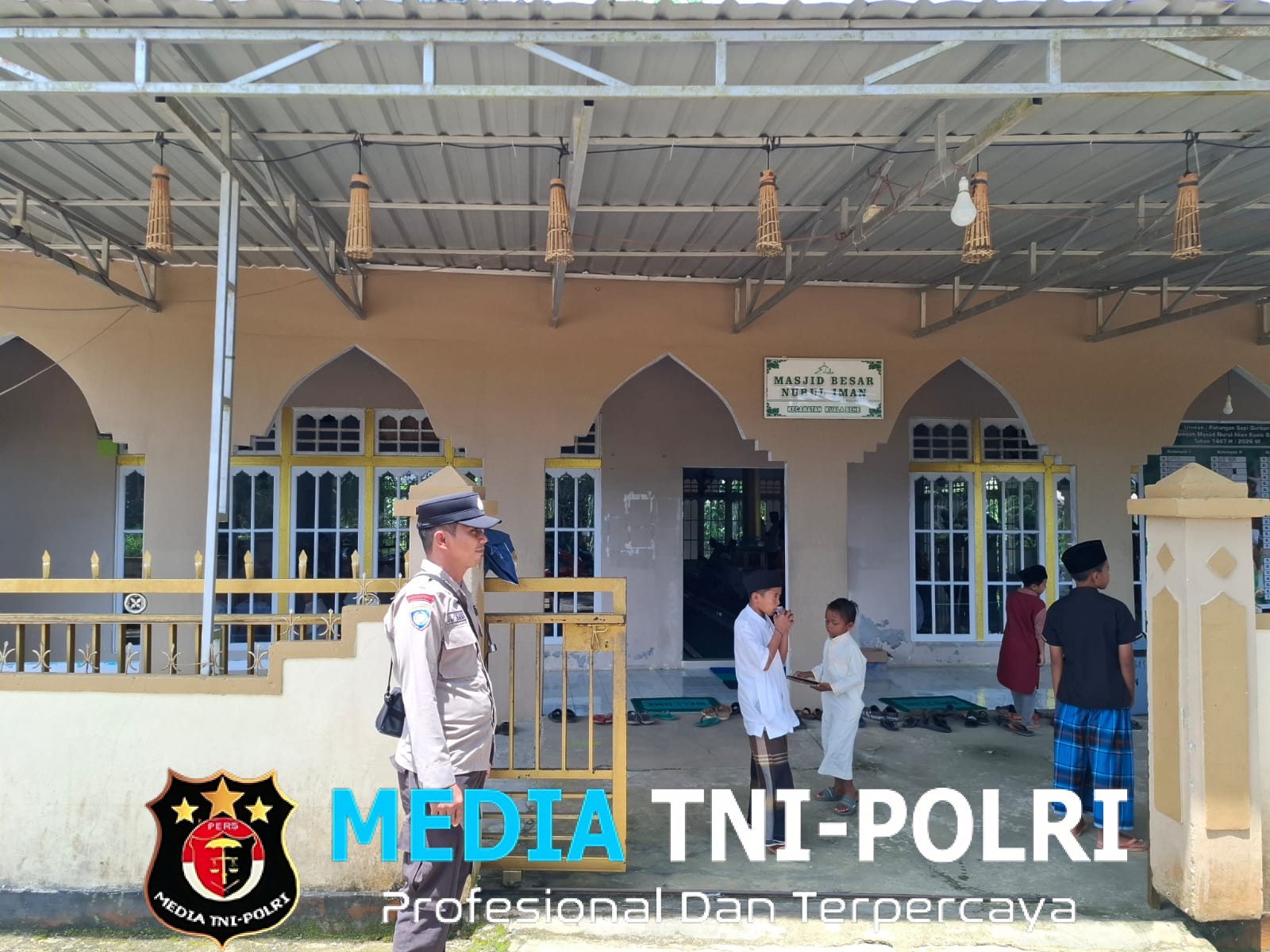 Polsek Kuala Behe PAM Sholat Jumat di Masjid Nuruk Iman Kuala Behe, Wujud Polri Hadir di Tengah Masyarakat