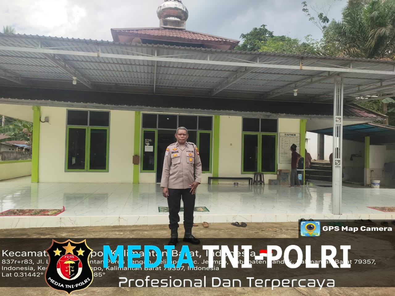 Polsek Ngabang Laksanakan Pengamanan Sholat Jumat Untuk Memastikan Keamanan Masyarakat Yang Beribadah