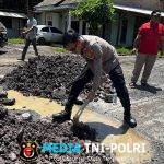 Kapolsek Bumi Ratu Nuban Bersama Forkopimcam dan Warga Gotong Royong Perbaiki Jalan Rusak
