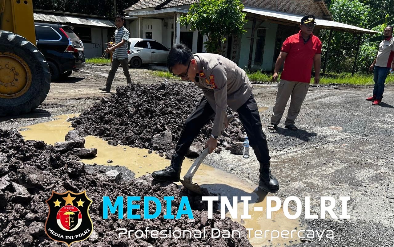 Kapolsek Bumi Ratu Nuban Bersama Forkopimcam dan Warga Gotong Royong Perbaiki Jalan Rusak