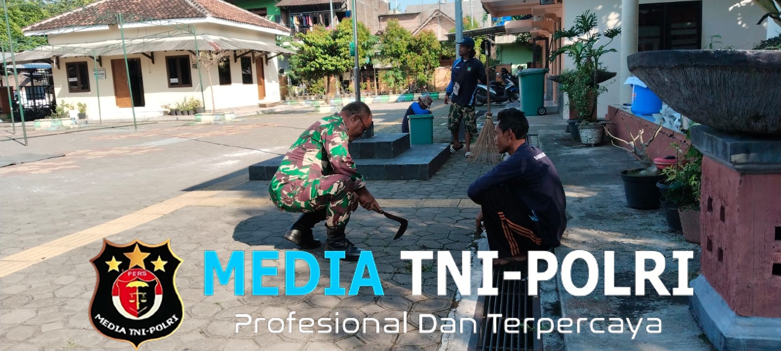 Peduli Kebersihan Lingkungan Babinsa Bersama Saberling dan Warga Kerja Bakti