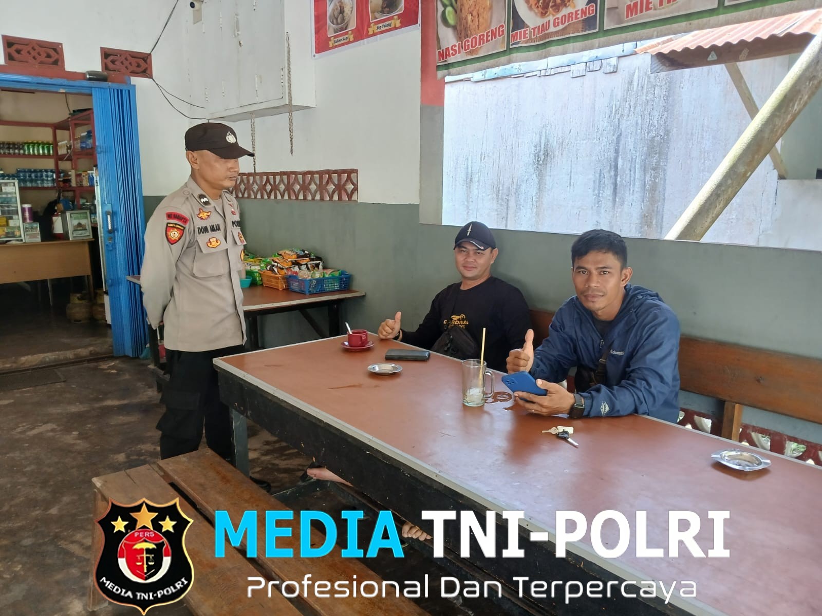 Patroli Siang Polsek Mandor Jalin Keakraban, Cegah Gangguan Kamtibmas Lewat Dialog Humanis