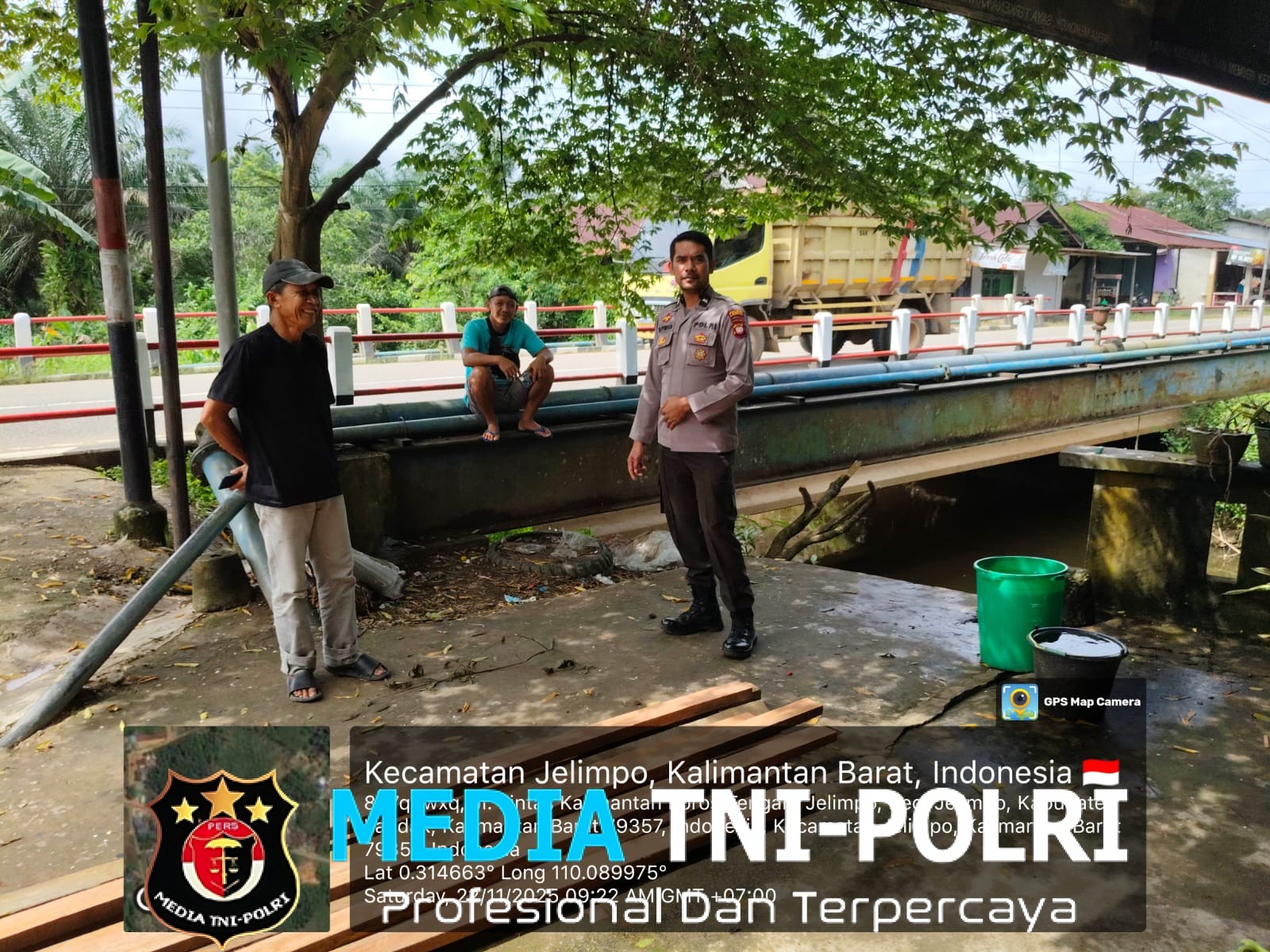 Laksanakan Patroli Di Beberapa Titik Berbeda Polsek Ngabang Ingatkan Kepada Masyarakat Untuk Segera Melapor