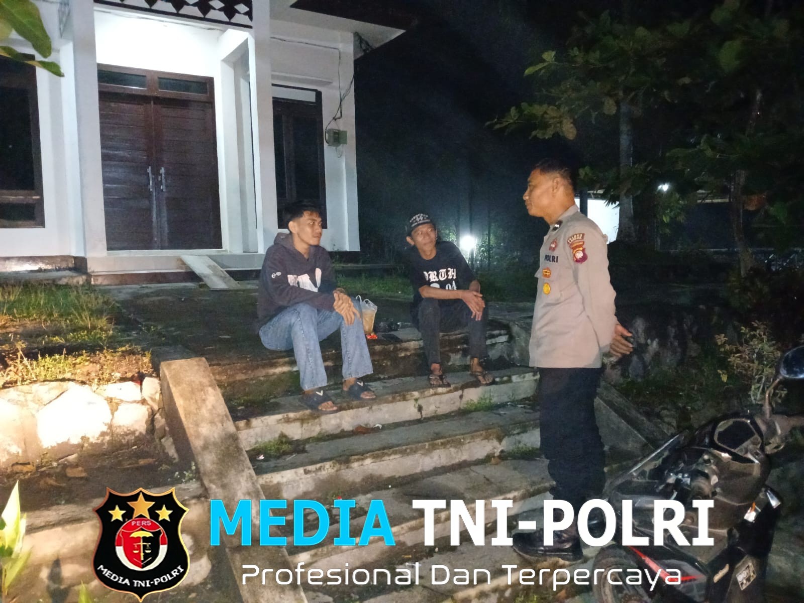 Polisi Temui Warga di Tengah Malam, Sampaikan Pesan Keamanan dan Kenyamanan