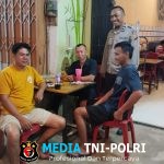 Polisi Patroli Malam, Temui Warga Nongkrong di Kafe Sampaikan Pesan Kamtibmas dengan Cara Humanis