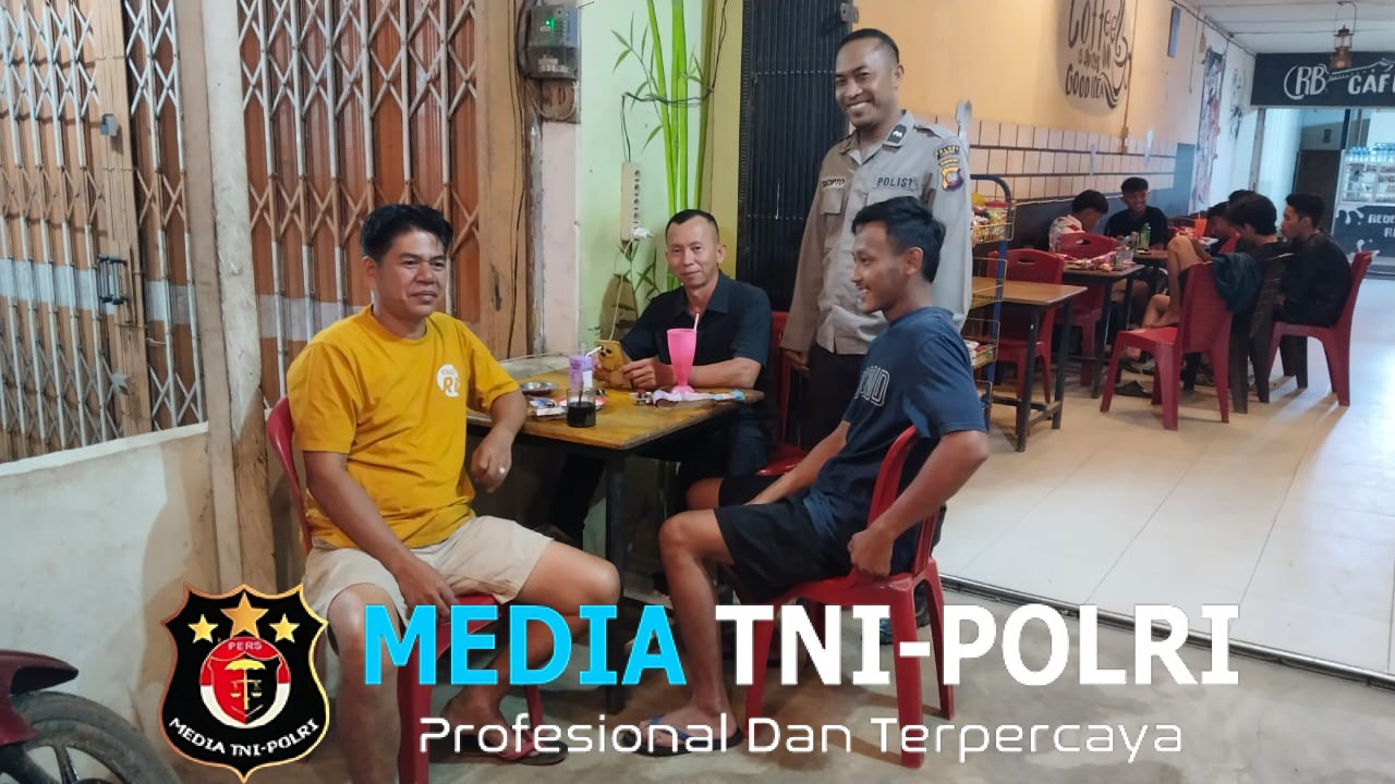 Polisi Patroli Malam, Temui Warga Nongkrong di Kafe Sampaikan Pesan Kamtibmas dengan Cara Humanis