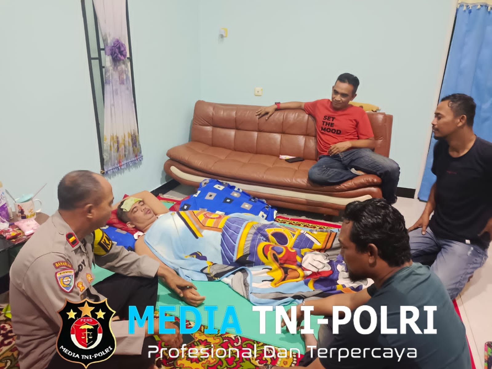 Kapolsek Sebangki Jenguk Anggota yang Sakit Stroke, Wujud Kepedulian dan Soliditas Polri