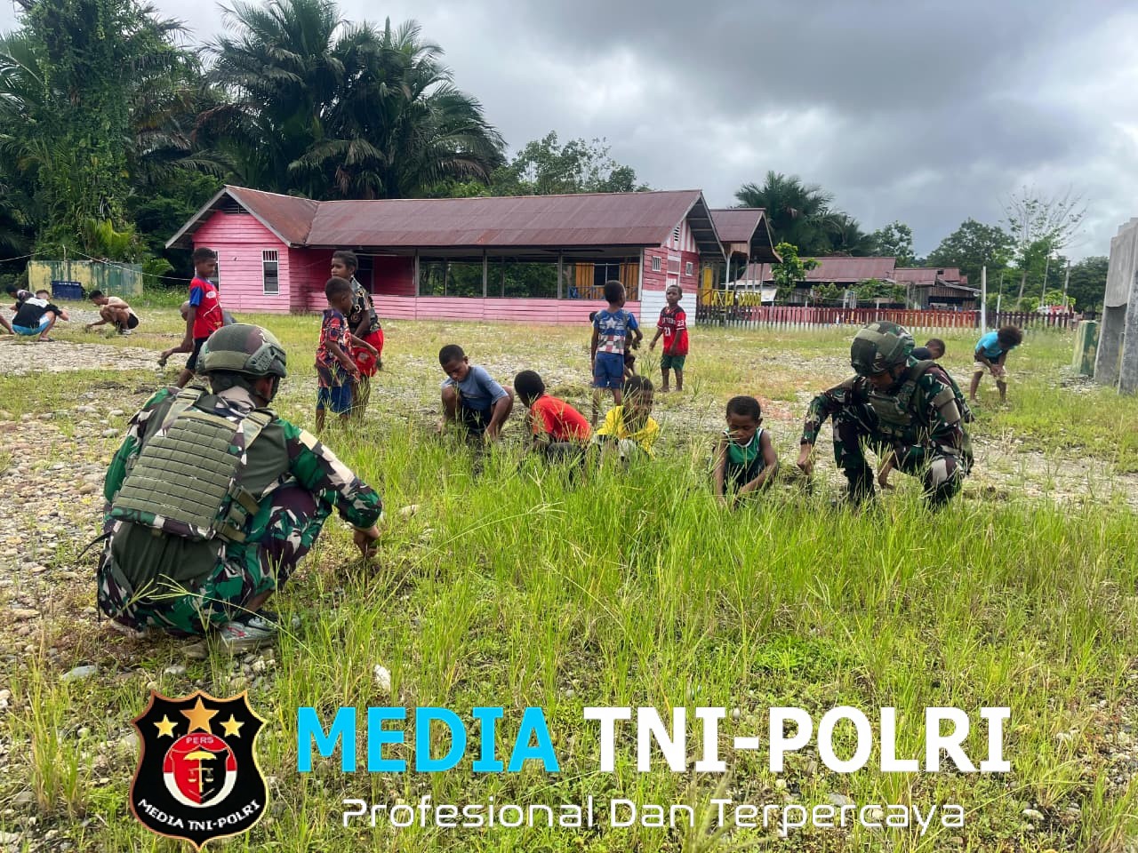 Toleransi Itu Indah, Satgas Yonif 521/DY Karya Bhakti di Gereja GKI Tigris Muaranawa