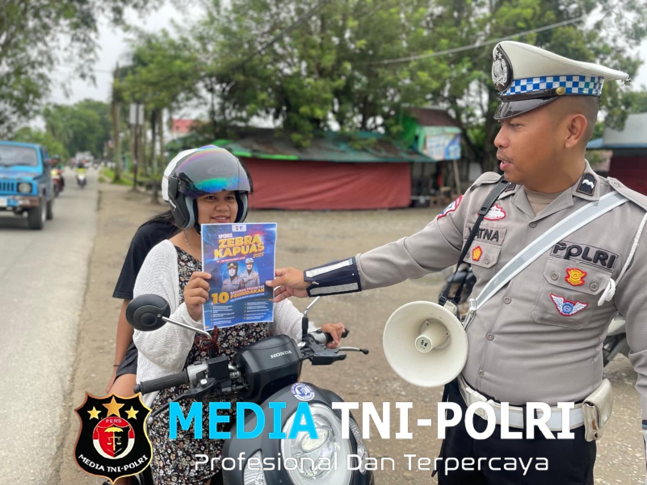 Satgas Preemtif Bagikan Leaflet dan Edukasi Pengendara di Ops Zebra Kapuas 2025