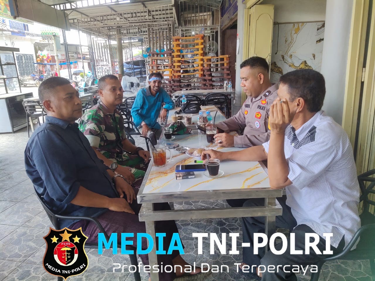Babinsa dan Bhabinkamtibmas Gelar Komsos Bersama Aparat Gampong di Rawang Itek