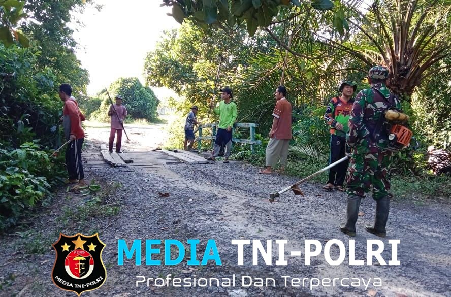 Babinsa Koramil 1015-02/Mentaya Hilir Utara Bersama Warga Bersihkan Lingkungan Desa