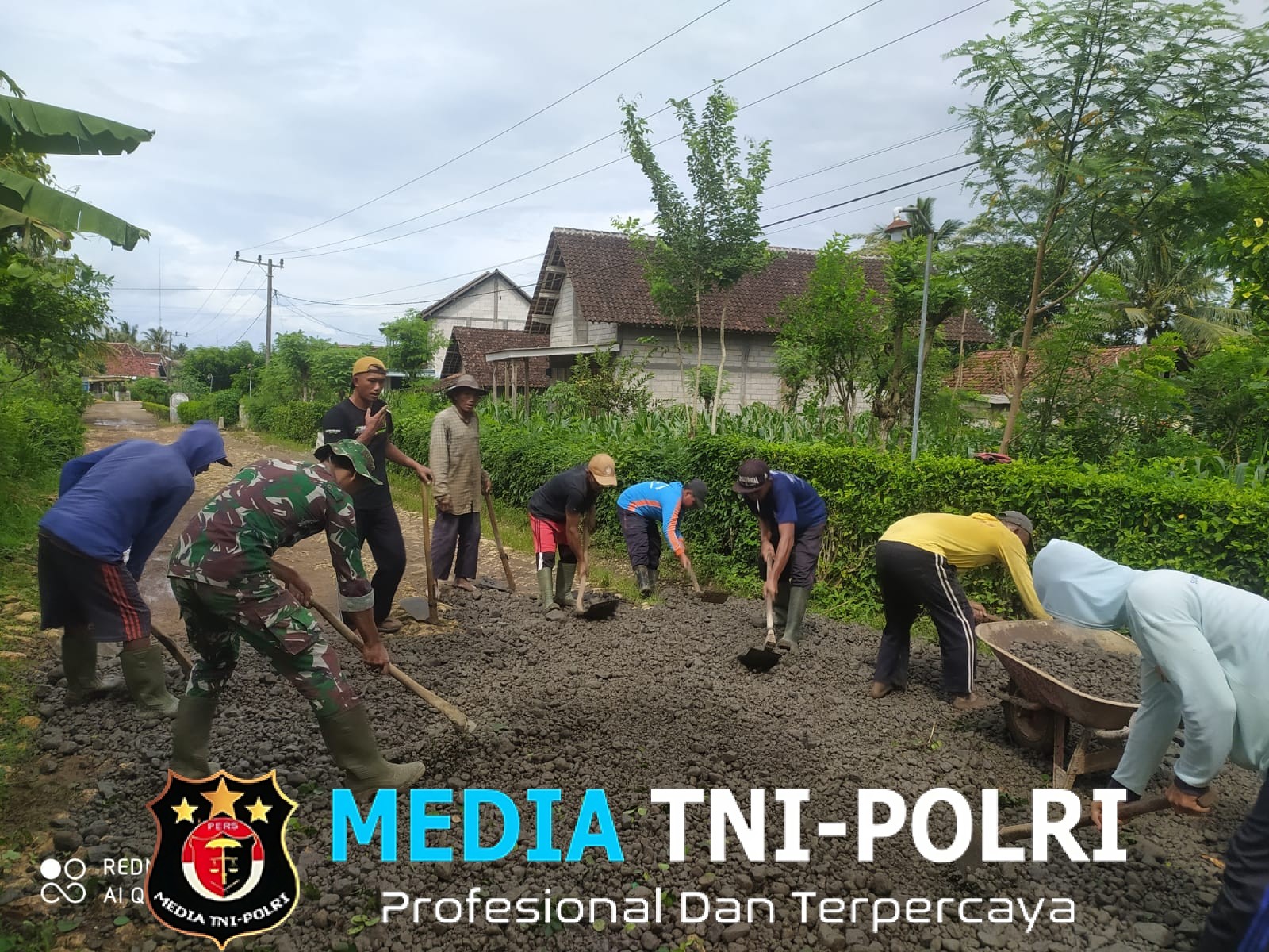 Tingkatkan Kualitas Infrastruktur Desa Serda Heru Bersama Warga Gotong Royong Pengurukan Jalan