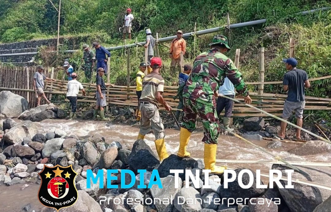 Anggota Koramil Kasembon Kerja Bakti