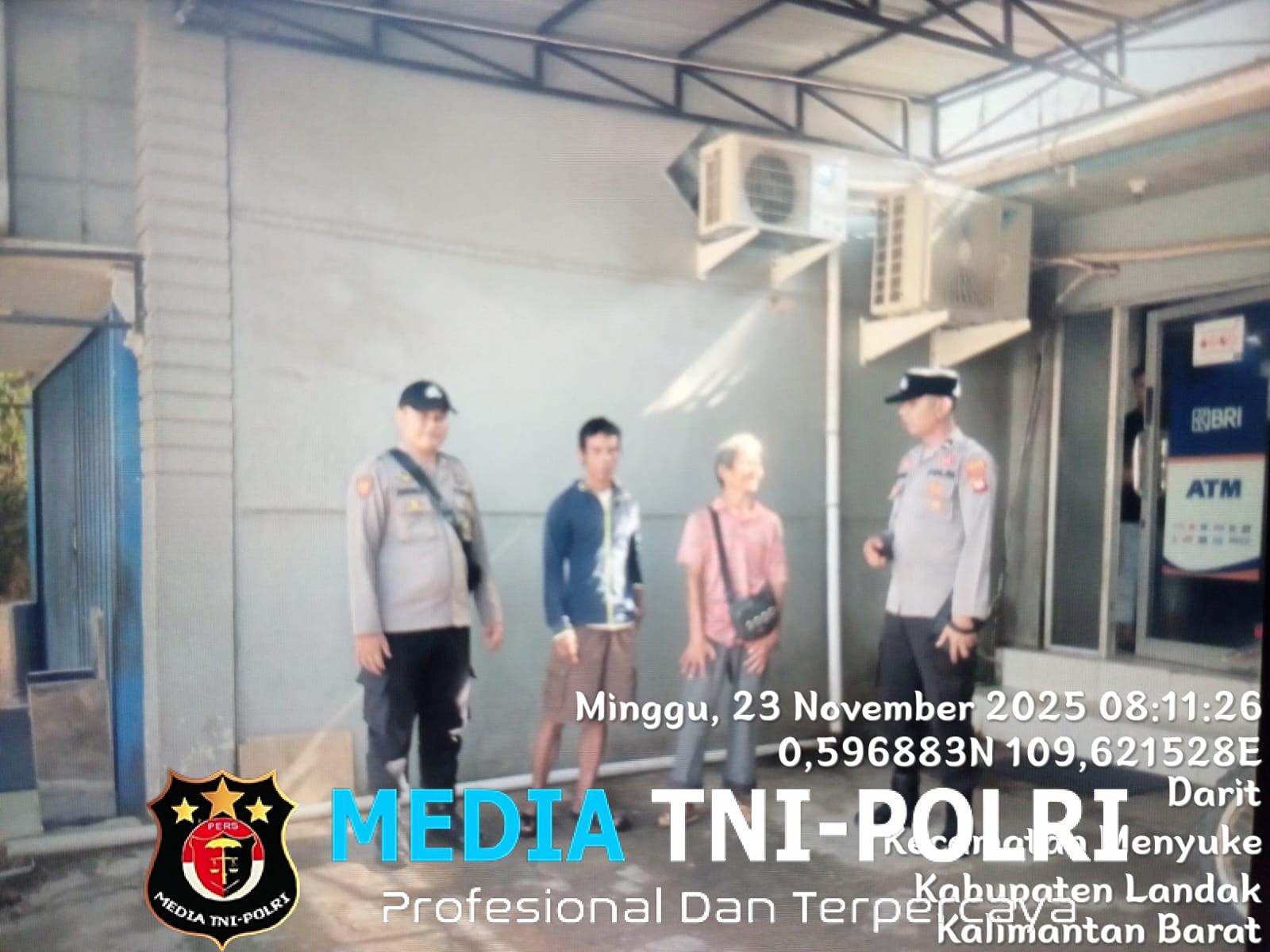 Samapta Polsek Menyuke Memerikan Imbauan Kamtibmas Kepada Warga Masyarakat Saat Patroli Siang Hari