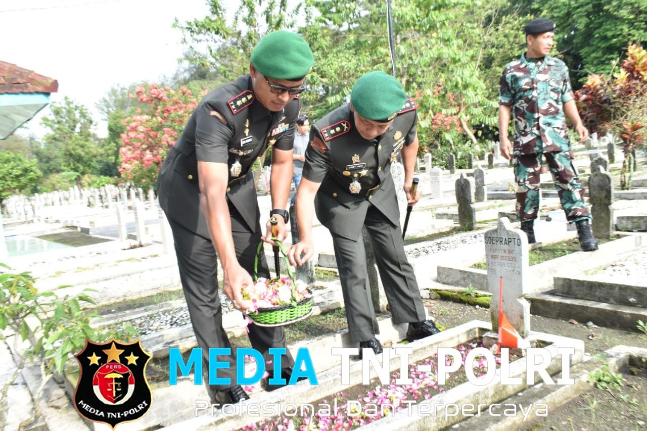 Dandim 0818/Malang – Batu, Letkol CZI Bayu Nugroho Bersama Persit Kartika Candra Kirana Melaksanakan Ziarah Rombongan Di TMP