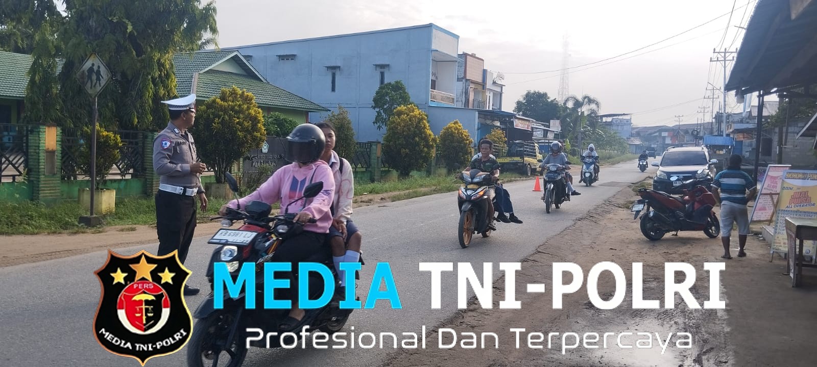 Personel Polsek Mempawah Hulu Melaksanakan Pengaturan Lalu Lintas Dilingkungan Sekolah dan Pasar Karangan
