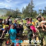 Satgas Yonif 700/WYC Berbagi Buku dan Pakaian di Kampung Yenggernok, Warga “Kami Sangat Terbantu”