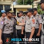 Waka Polres Kotim Pimpin Pemeriksaan Kelengkapan Seragam Polisi di Halaman Mako Polres