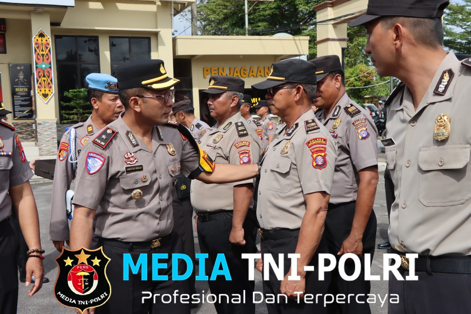 Waka Polres Kotim Pimpin Pemeriksaan Kelengkapan Seragam Polisi di Halaman Mako Polres