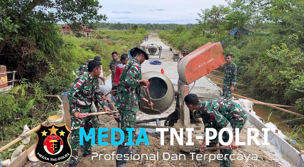 Satgas Pamtas Kewilayahan RI-PNG Yonif 410/Alugoro Bersama Masyarakat Perbaiki Jalan yang Rusak