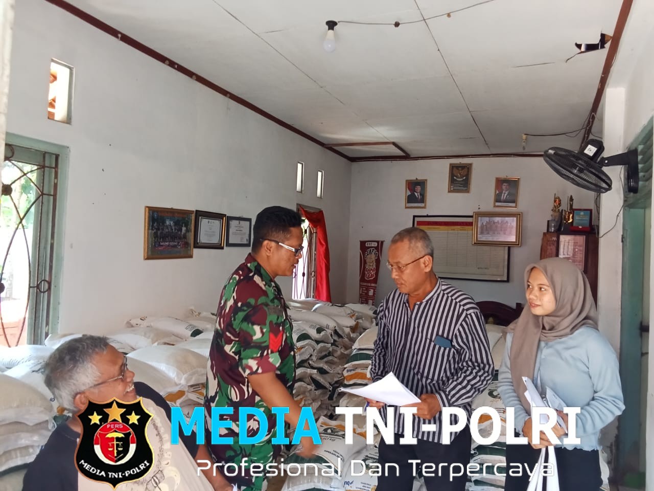 Babinsa Simo Kawal Ketat Penyaluran Bantuan Pangan di Desa Sumber, Distribusi Berjalan Aman dan Tepat Sasaran