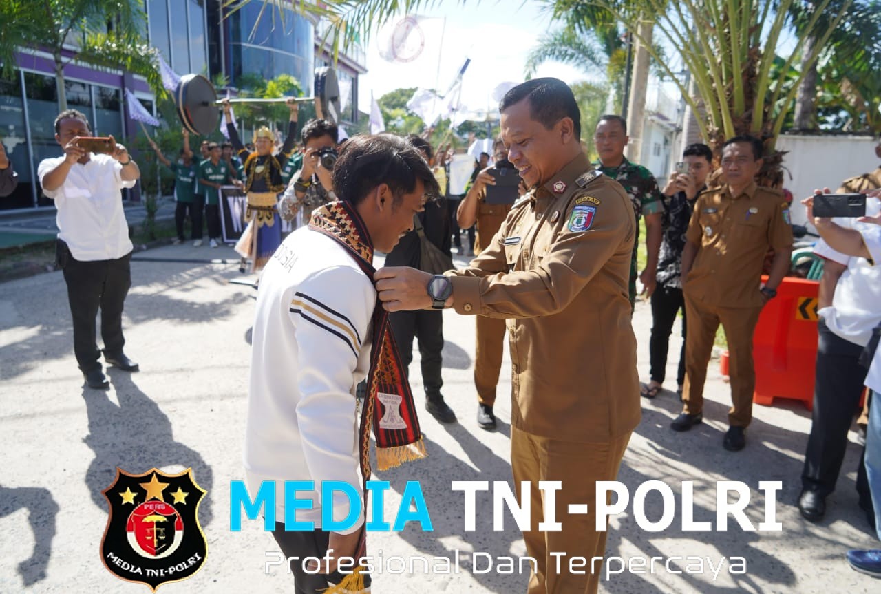 Bupati Pringsewu Riyanto Pamungkas Berikan Penghargaan Mahasiswa Peraih 3 Medali Emas Angkat Besi ISG 2025