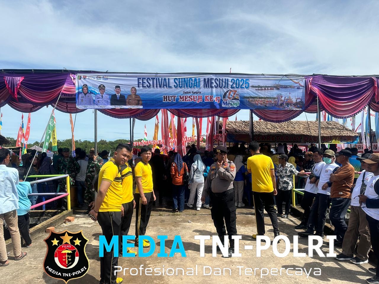 Penuh Semangat! Ribuan Warga Saksikan Festival Perahu Hias di Bawah Pengamanan Ketat Polres Mesuji