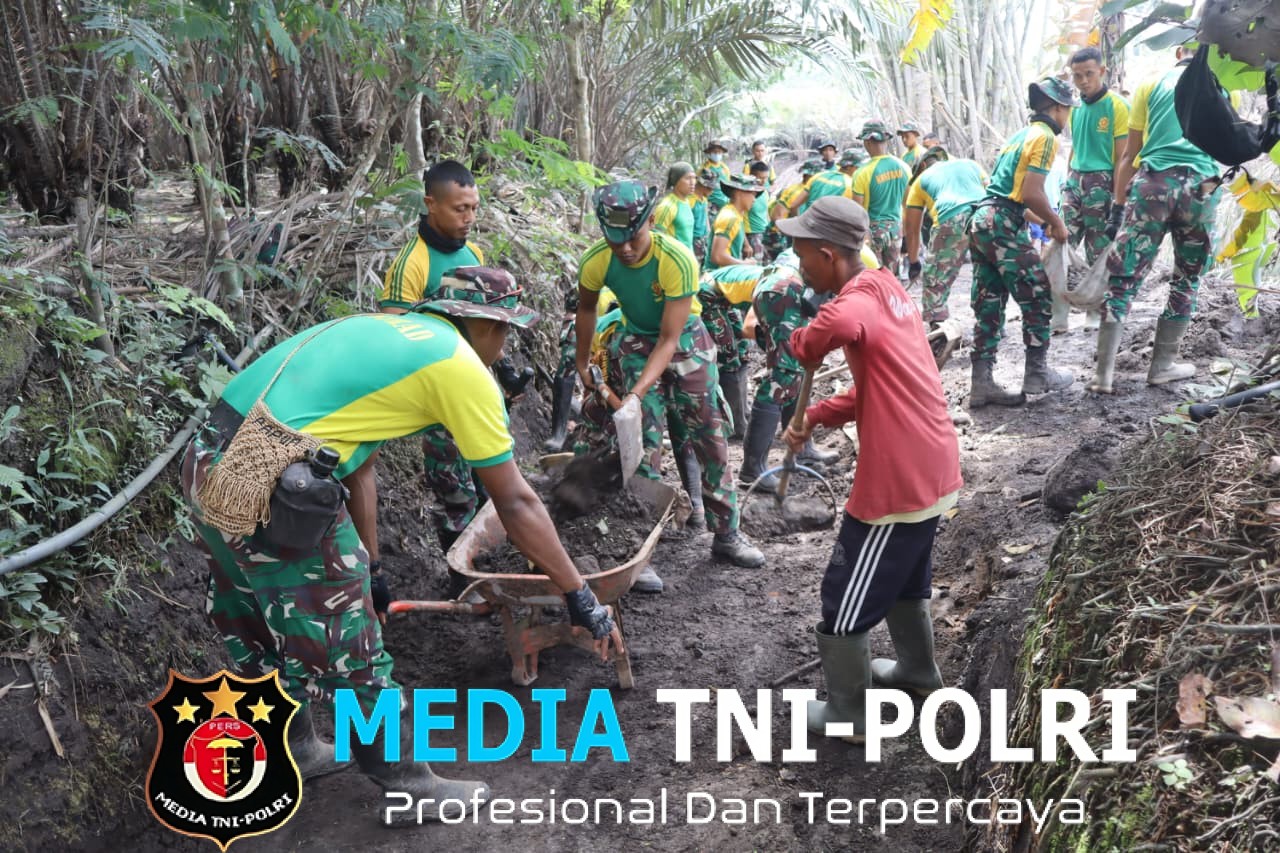 Prajurit TNI Kostrad Gerak Cepat Pulihkan Akses dan Sarana Ibadah Pasca Erupsi Semeru di Supiturang