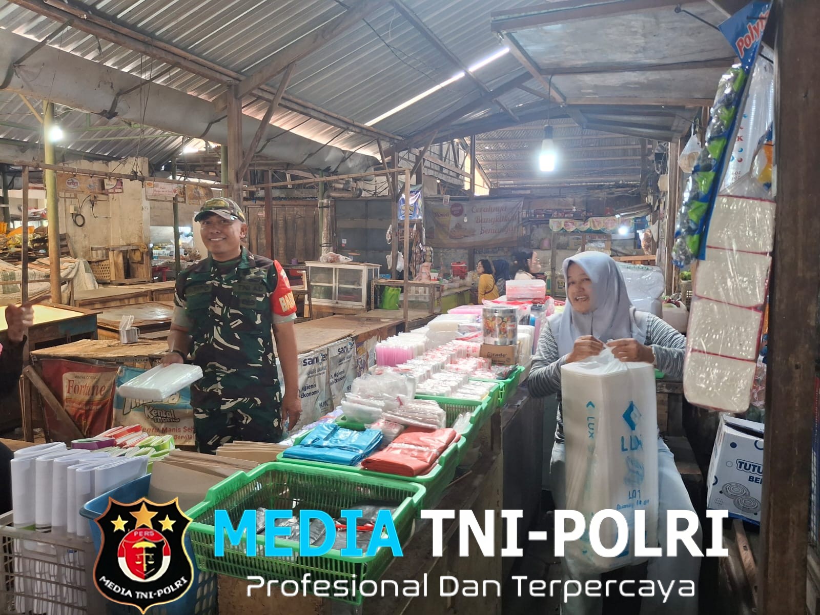 Babinsa Danukusuman Cek Harga & Situasi Pasar Tradisional Harjodaksino