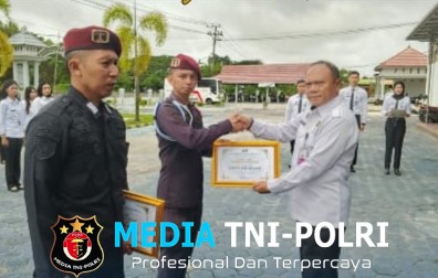 Gagalkan Penyelundupan Sabu, Dua Petugas Lapas Sampit Terima Penghargaan