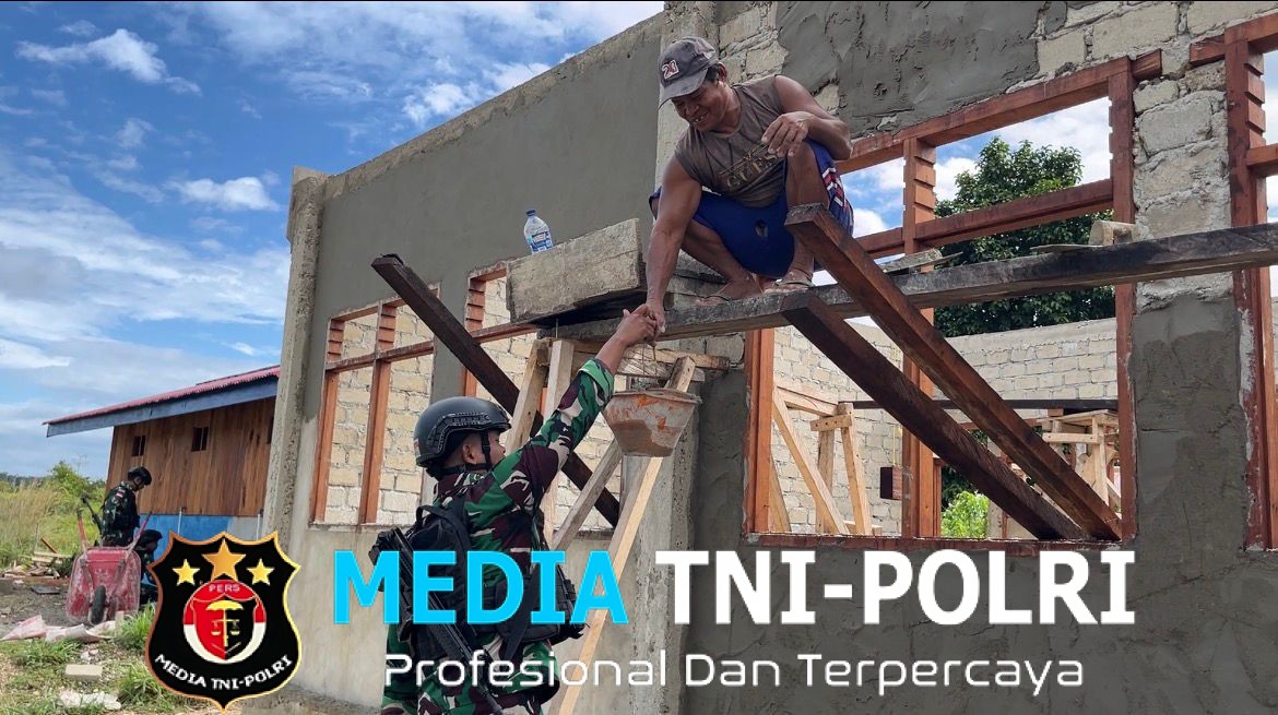 Satgas Pamtas Kewilayahan RI-PNG Yonif 410/Alugoro Bersama Masyarakat Membangun Fasilitas Sekolah