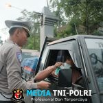 Satlantas Polres Malang Bagikan Masker ke Pengendara Terdampak Semeru di Perbatasan Malang-Lumajang
