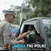Satlantas Polres Malang Bagikan Masker ke Pengendara Terdampak Semeru di Perbatasan Malang-Lumajang