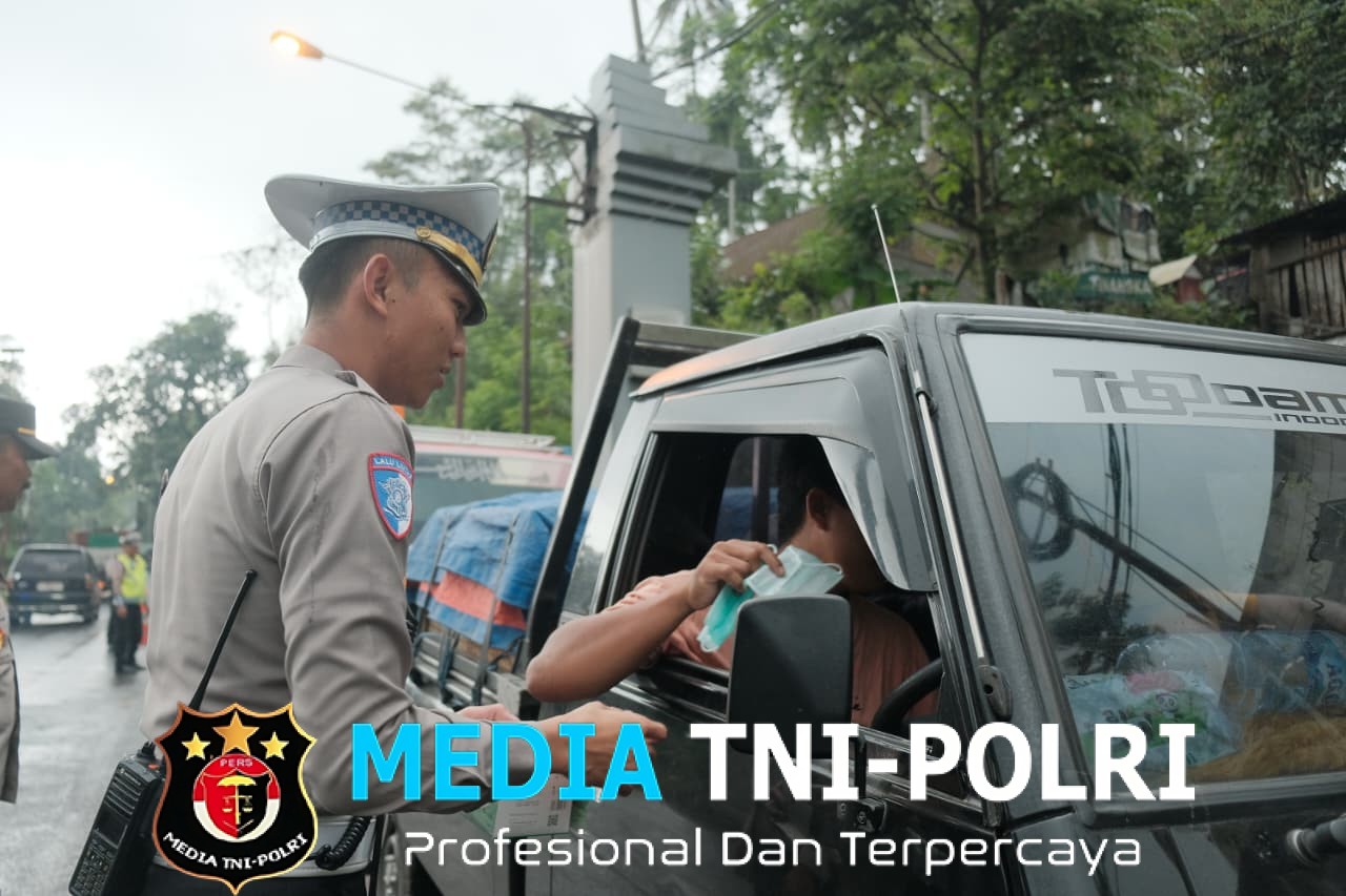 Satlantas Polres Malang Bagikan Masker ke Pengendara Terdampak Semeru di Perbatasan Malang-Lumajang