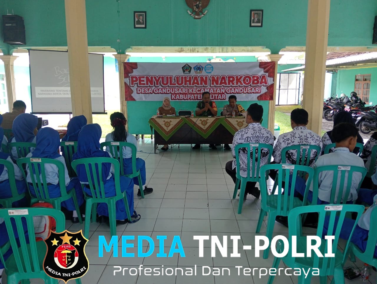 Babinsa Desa Gandusari Hadiri Penyuluhan Bahaya Narkoba Untuk Pelajar Di Balai Desa Gandusari