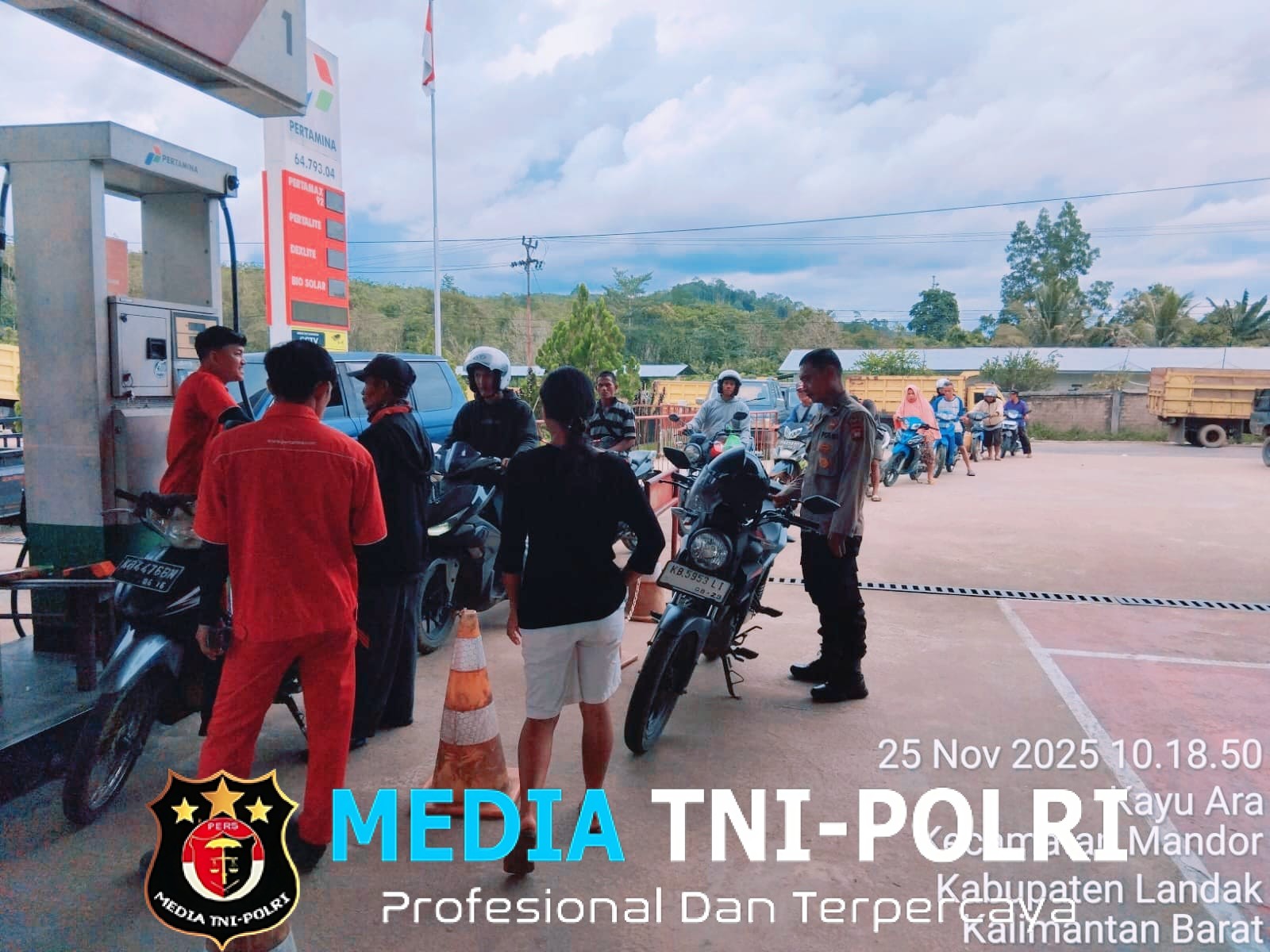 Di Tengah Ramainya Pengisian BBM, Polsek Mandor Pastikan Pelayanan SPBU Tetap Tertib