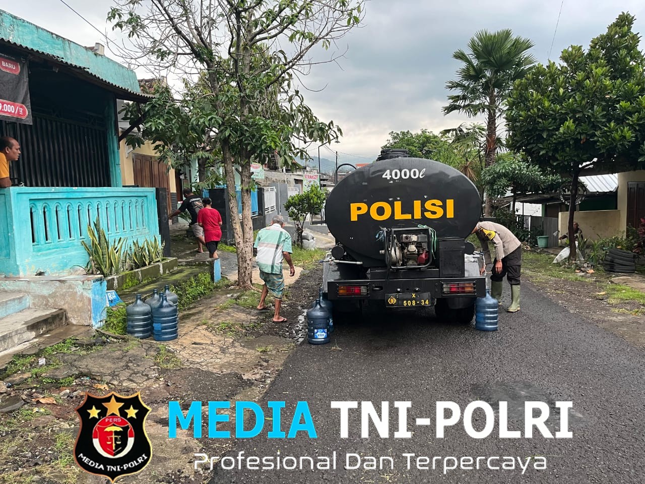 Polres Malang Salurkan 4.000 Liter Air Bersih ke Warga Lawang Terdampak Longsor