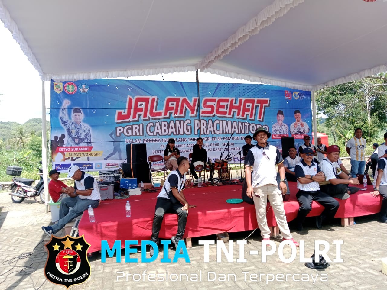 Peringati Hari Guru, PGRI Cabang Kecamatan Pracimantoro Gelar Acara Jalan Sehat