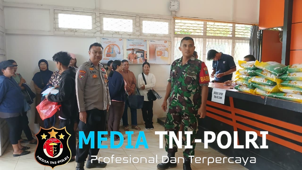 Bhabinkamtibmas Polsek Menyuke Berikan Pengamanan Penyaluran Bantuan Tunai Sementara Kesejahtraan Masyarakat
