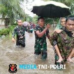 Intensitas Hujan Belum Reda, Anggota Koramil 13/Baktya Evakuasi Ibu Lansia dari Daerah Terdampak Banjir