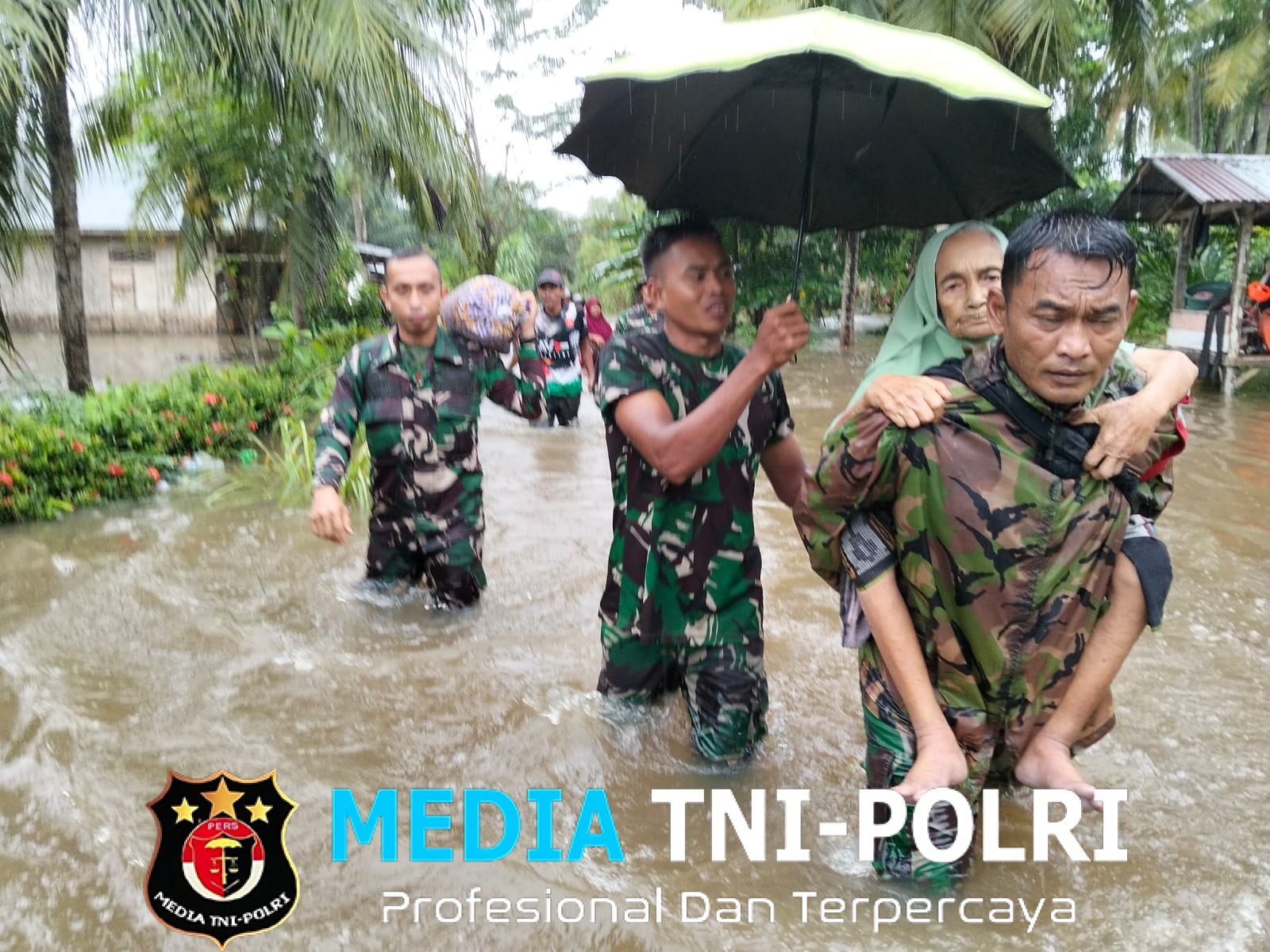 Intensitas Hujan Belum Reda, Anggota Koramil 13/Baktya Evakuasi Ibu Lansia dari Daerah Terdampak Banjir