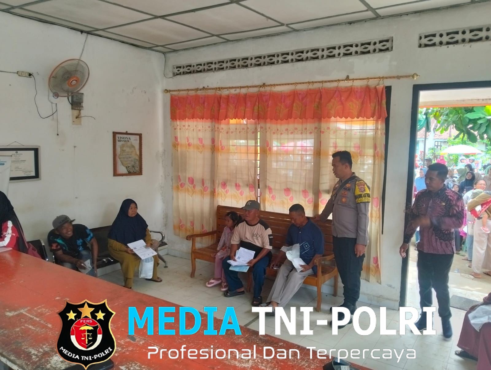 Pastikan Aman dan Kondusif, Polres Lampung Tengah Amankan Penyaluran BLT Kesra di Kantor Pos