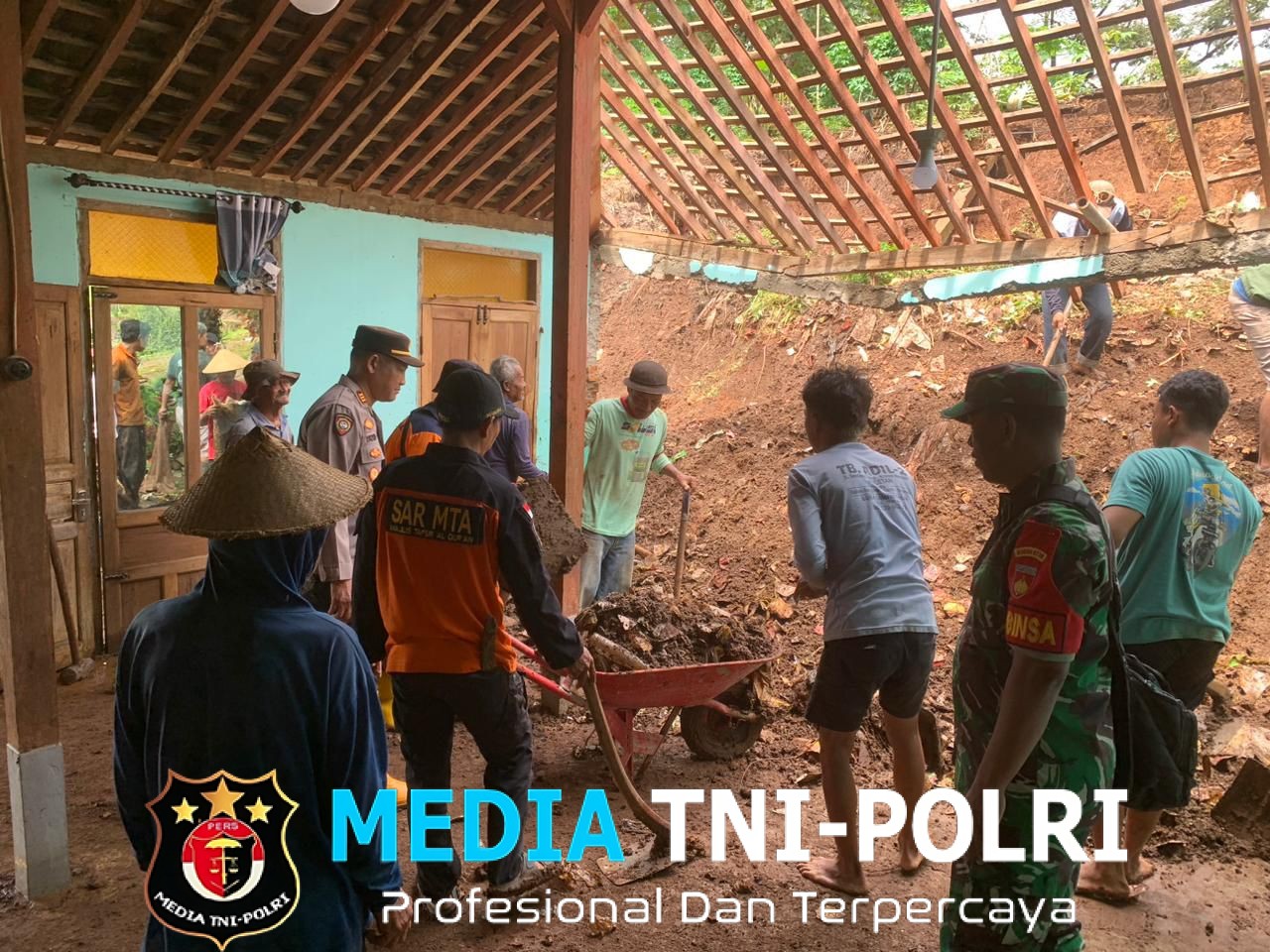 TNI-Polri dan Relawan Atasi Dampak Tanah Longsor Menimpa Rumah Warga