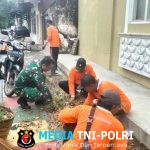 Ciptakan Lingkungan yang Bersih, Babinsa Kemlayan Bersama Saberling Kerja Bakti
