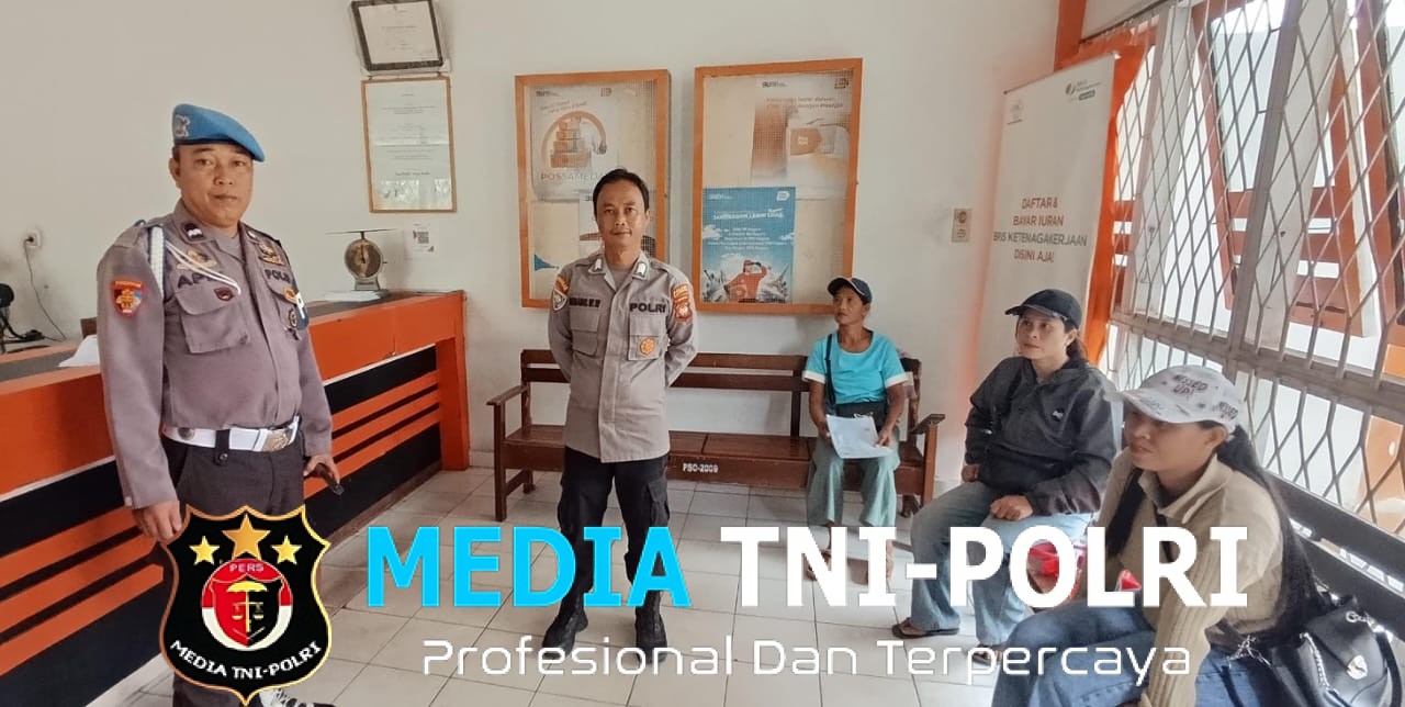 Pastikan Distribusi Lancar, Personil Polsek Menjalin Awasi Penyaluran BLT Kesra