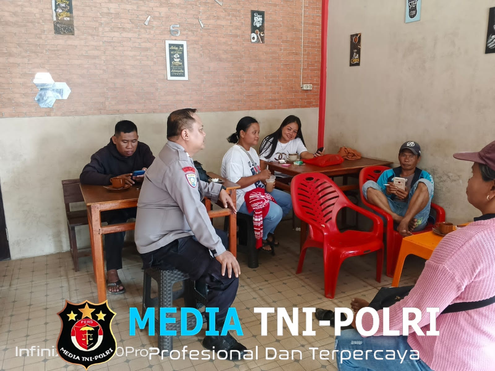 Polisi Duduk Bersama Warga Saat Patroli Dialogis, Ciptakan Rasa Aman di Daerah Rawan Kejahatan