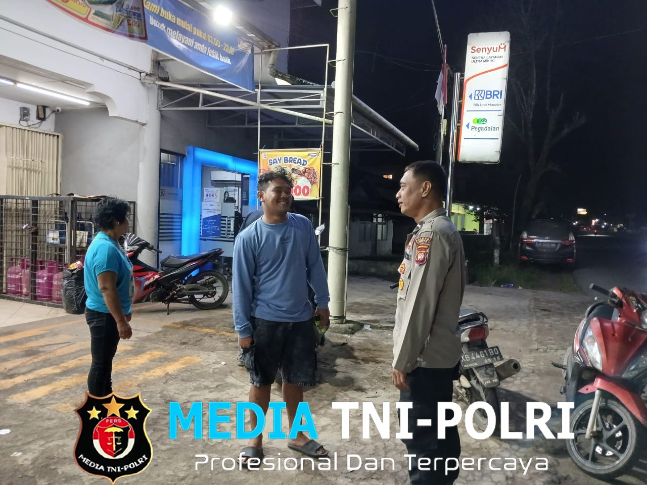 Patroli Preventif Polsek Mandor Polisi Berikan Edukasi Kamtibmas ke Warga Malam Hari