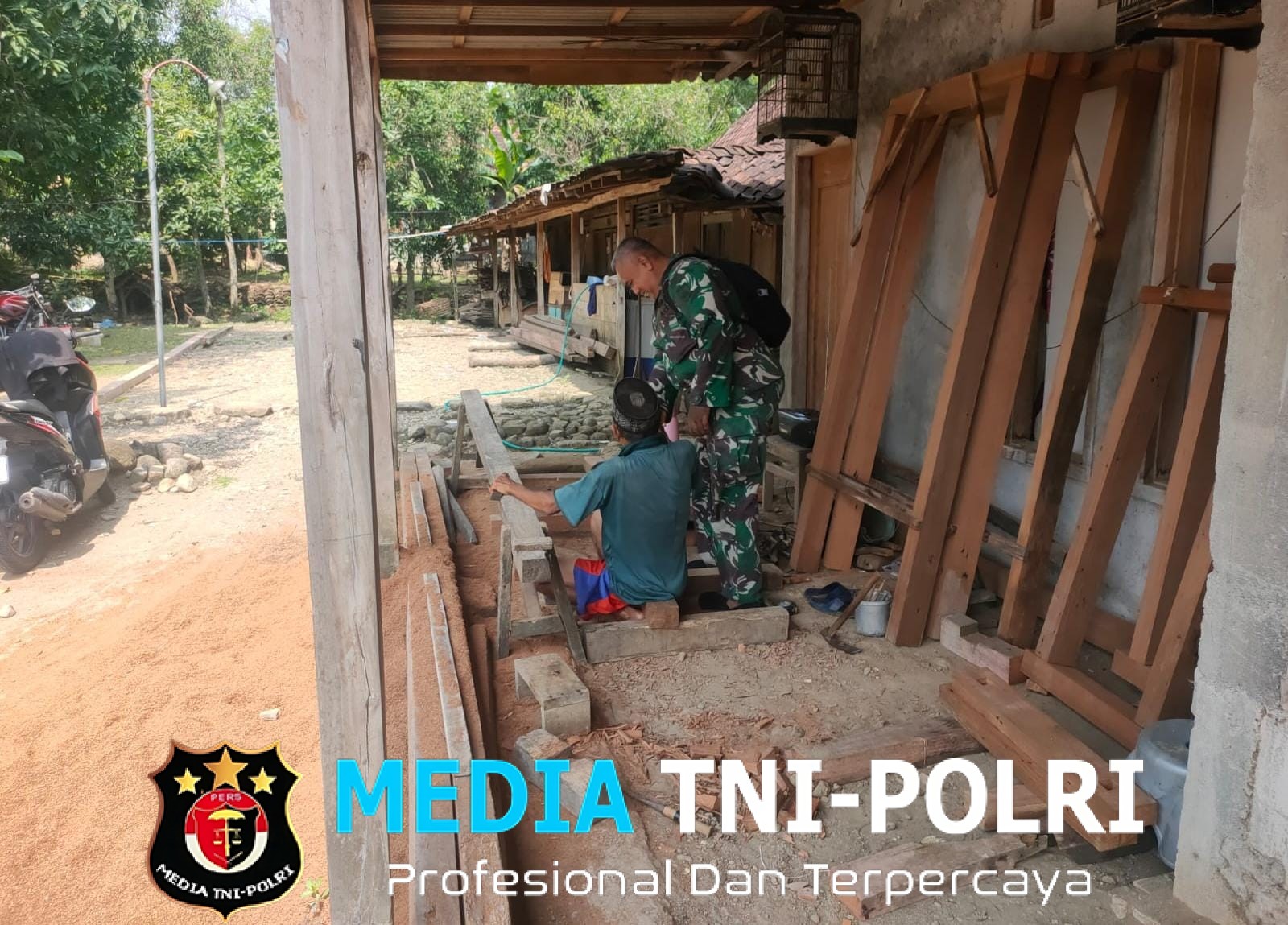 Babinsa Koramil Kemusu Sambangi Pengrajin Mebel, Dorong Pengembangan Usaha Warga