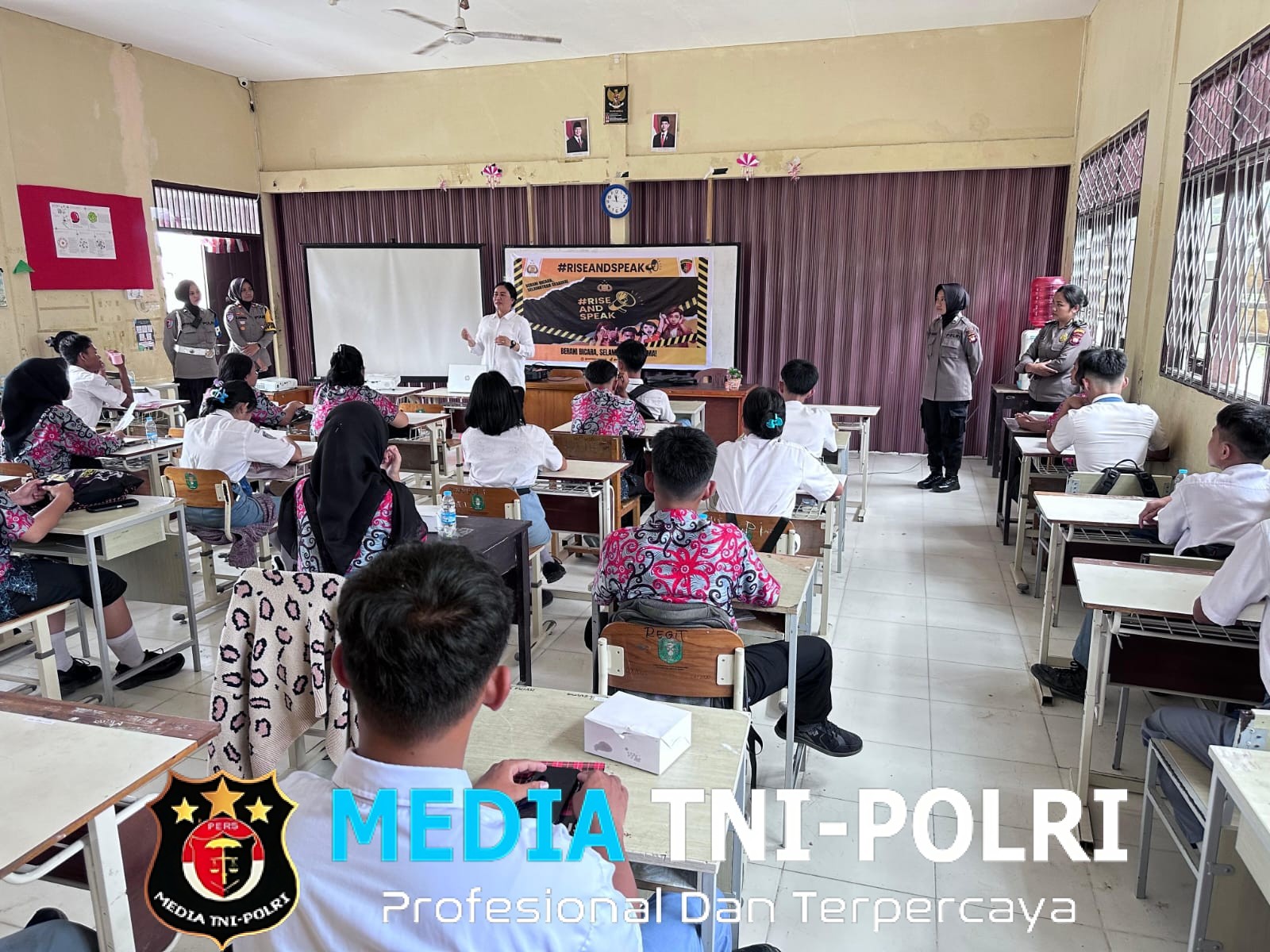 Polwan Polres Landak Gelar “Rise And Speak” di SMAN 3 Ngabang Ajak Pelajar Berani Bicara untuk Selamatkan Sesama