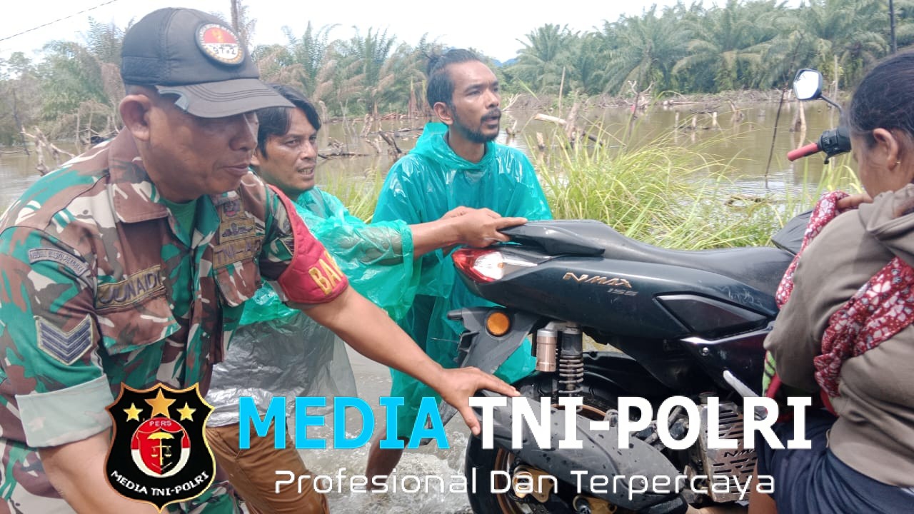 Kodim 0211/Tapteng Bantu Evakuasi Warga Terdampak Banjir di Kota Sibolga dan Tapteng